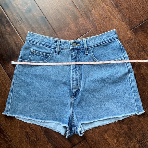 GUESS Y2K Vintage 1.5” Inseam Frayed Jean Shorts Size 30 - Picture 14 of 16